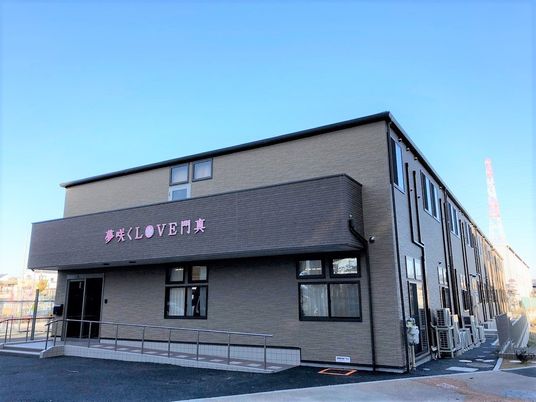 モダンな外観の建物