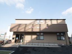 明るい外観の建物