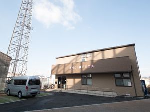 施設の屋外と看板