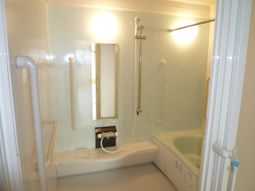 清潔なバリアフリー浴室