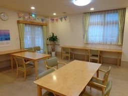 明るい共有ラウンジ