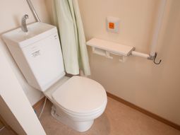 設備された清潔なトイレ