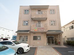 明るい外観の建物