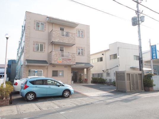 多階層の建物外観