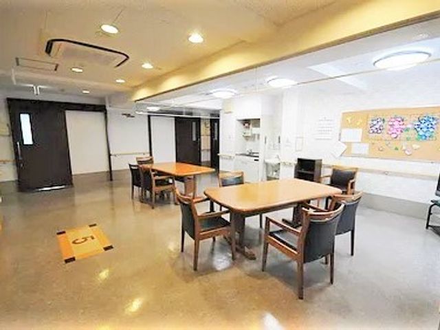 共有スペースの様子 リビング 広々としたラウンジは、大きなテーブルと椅子が配され、明るく開放的な空間です。コミュニケーションやリラックスの場として利用いただけます。