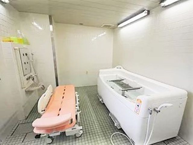 清潔な浴室 浴槽（３） バリアフリー設計の浴室は、ご高齢の方や身の回りのお手伝いが必要な方にも配慮された設備が整います。安全かつ心地よい入浴をサポートします。