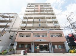 明るい建物のエントランス