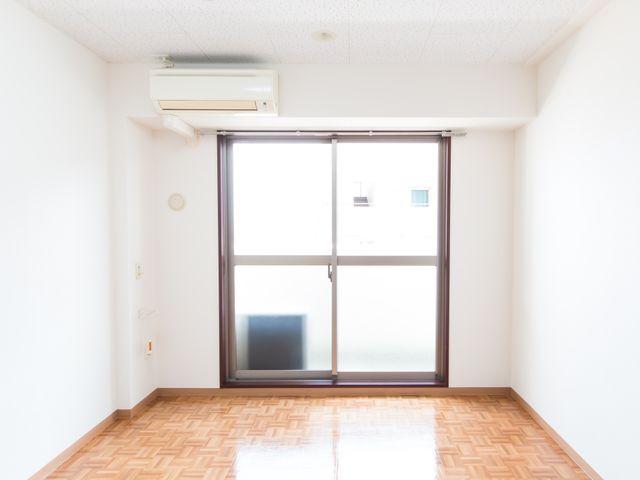 明るい空間の居室 居室 ゆとりあるシンプルな居室です。大きな窓から自然光が差し込み、居心地の良い環境を提供しています。