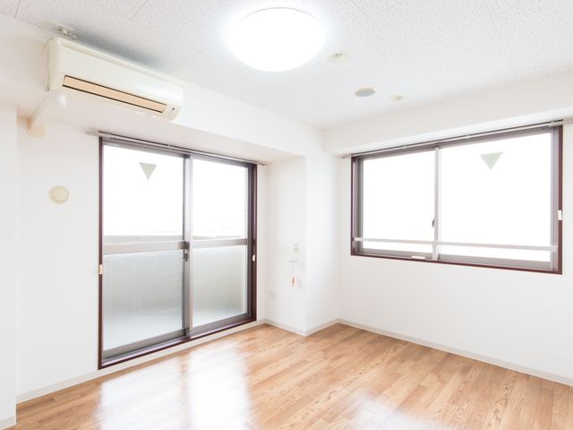 明るく清潔な居室空間 居室 広々とした居室は、自然光がたっぷりと差し込み、明るい雰囲気を醸し出しています。快適な個人空間で日々を過ごすことができます。