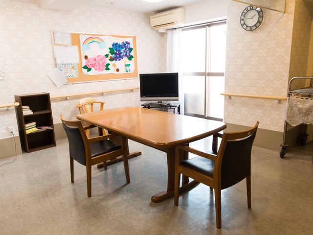 共有スペースの様子 共有スペース 居心地の良さそうなリビングです。壁掛けの時計の下、光が差し込む窓辺で、穏やかな時間を過ごせます。