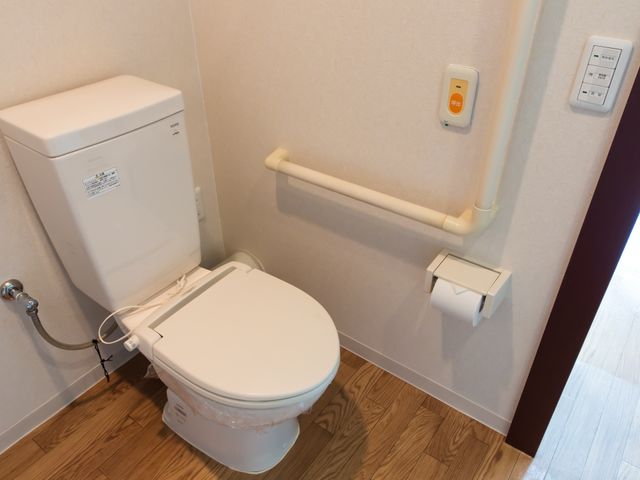 安全なトイレ設備 トイレ 手すり付きの安全なトイレは、利用者の日常生活を支える大切な設備です。快適で安心してご利用いただける設計となっております。