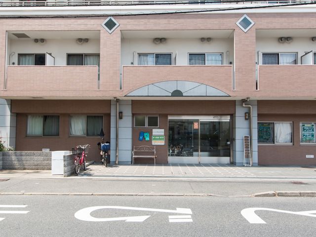 明るい外観のエントランス 玄関 明るい日差しが差し込むエントランスは広々としており、訪れる方を温かく迎え入れてくれます。
