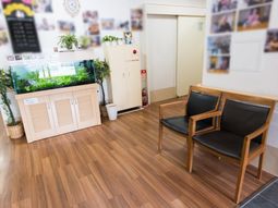 明るい待合スペース