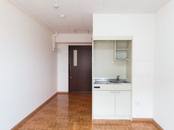 明るい居室のキッチン