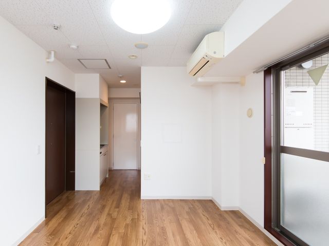 広々とした明るい居室 居室 広々とした居室は明るく、清潔感があります。エアコン完備で、一年中快適な暮らしができる空間です。