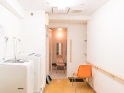 洗濯機と椅子のある部屋