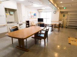 明るい共用ダイニング