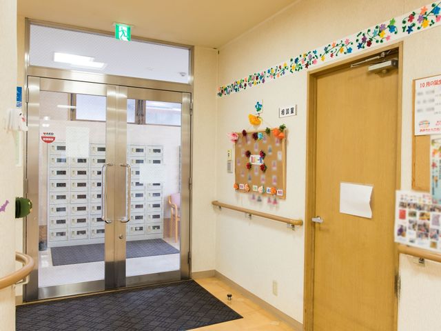 手作り感のあるエントランス エントランス きめ細やかなおもてなしが込められたエントランスで、温かい接客スキルを活かしませんか。