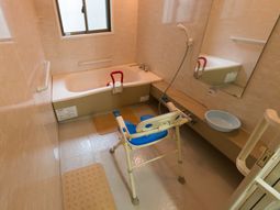 バリアフリー設計の浴室