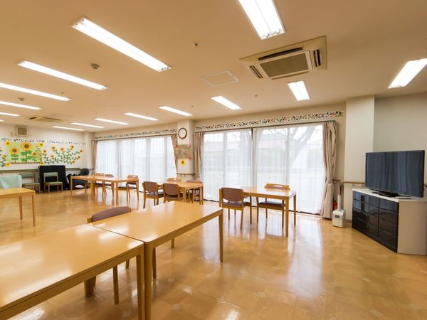 広々とした明るい共有スペース