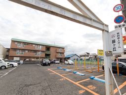 駐車場から見た建物全景