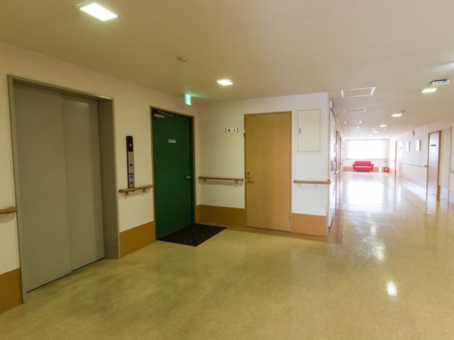 きれいな施設の廊下 廊下 清潔感のある廊下で、快適な環境でお仕事ができる施設です。
