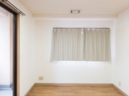 シンプルな洋室の空間