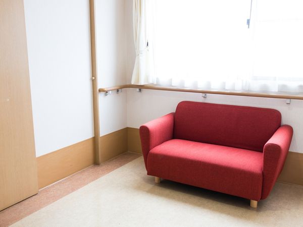 赤いソファがある居室