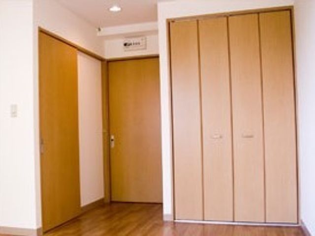 居室のドアと収納 居室 居室のケアを通じて、入居者様の日々を支えるやりがいを感じられる環境がここにあります。