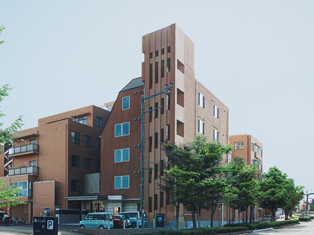 働きやすい建物外観 外観 緑あふれる通りに面した、モダンな外観の職場で介護のお仕事をしませんか。