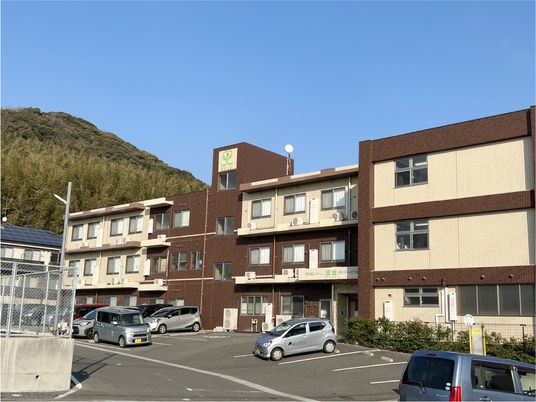 施設外観と駐車場  
