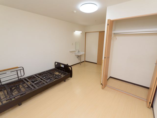 居室と設備の様子 居室 清潔で機能的な居室のケアを通じて、入居者の方々の快適な生活をサポートしませんか。