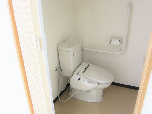 バリアフリートイレ設備 トイレ 手すり完備で安全性に配慮した清潔なトイレ空間です。利用者の方々の快適な生活支援に努めています。