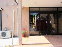 エントランスの明るい外観