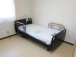 シンプルな居室のベッド