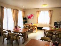 明るい食堂の様子