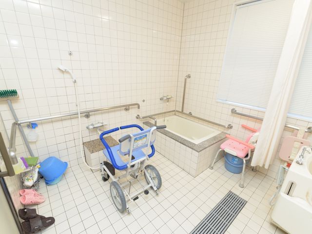介護用の設備が整った浴室 浴室 清潔感あふれる浴室で、安全な介護のための設備が充実しており、利用者様の快適な生活をサポートします。