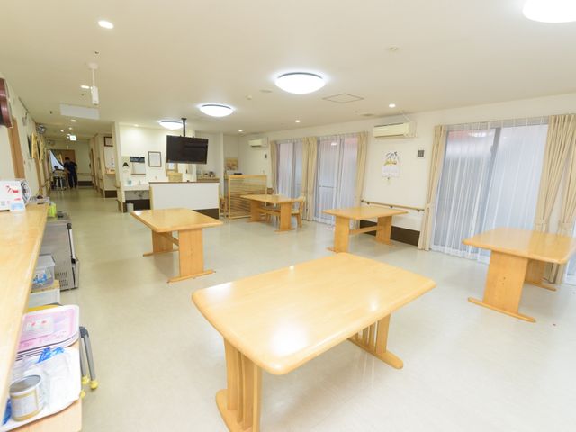 職員が交流する食堂 ダイニングルーム 活気のある食堂で、働きながら入居者様の生活を支えるやりがいを感じませんか。