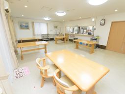広々とした明るい食堂
