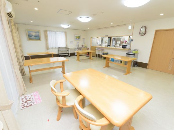 広々とした明るい食堂