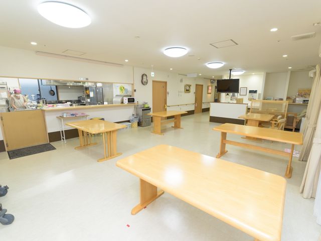 広々とした食堂の空間 ダイニングルーム 清潔で開放感のある食堂で、心温まる食事サービスを提供しています。