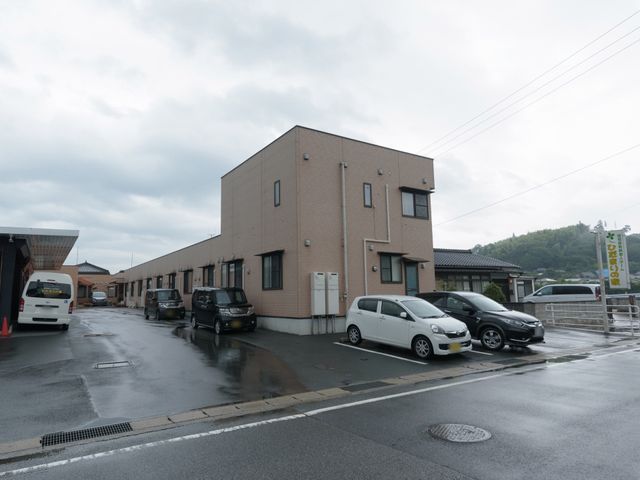 明るい外観の建物 外観 どっしりとした建物は職場としての安心感を与え、充実した仕事環境を予感させます。駐車スペースも広く利用できます。
