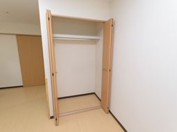 明るいクローゼットの空間