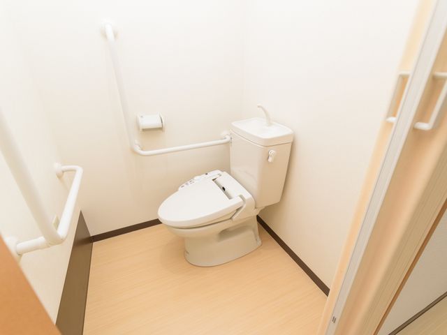 手すり完備のトイレ トイレ 当施設のトイレは手すりが完備されており、快適にご利用いただけます。サポートがしやすい環境です。