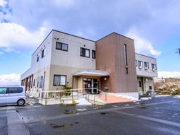 明るい外観の建物