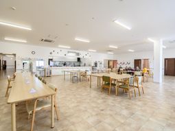 広々とした明るい食堂