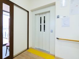 清潔なエレベーターと廊下