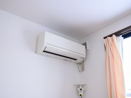 部屋のエアコンと窓