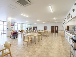 広々とした明るい食堂