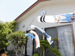 鯉のぼりが飾られた外観